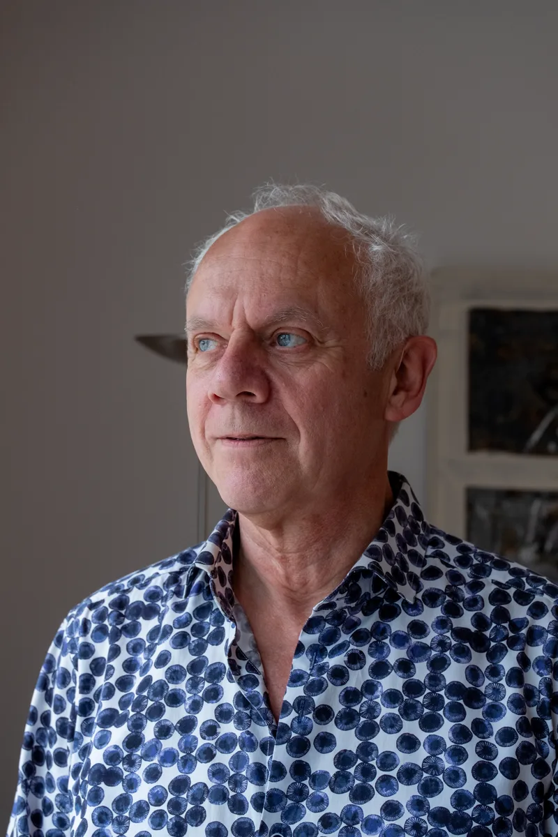 Volker van den Boom im Praxisflur – Coaching für Partnersuchende Volker van den Boom im Stehen, den Blick zur Seite gerichtet, im Flur seiner Praxis
