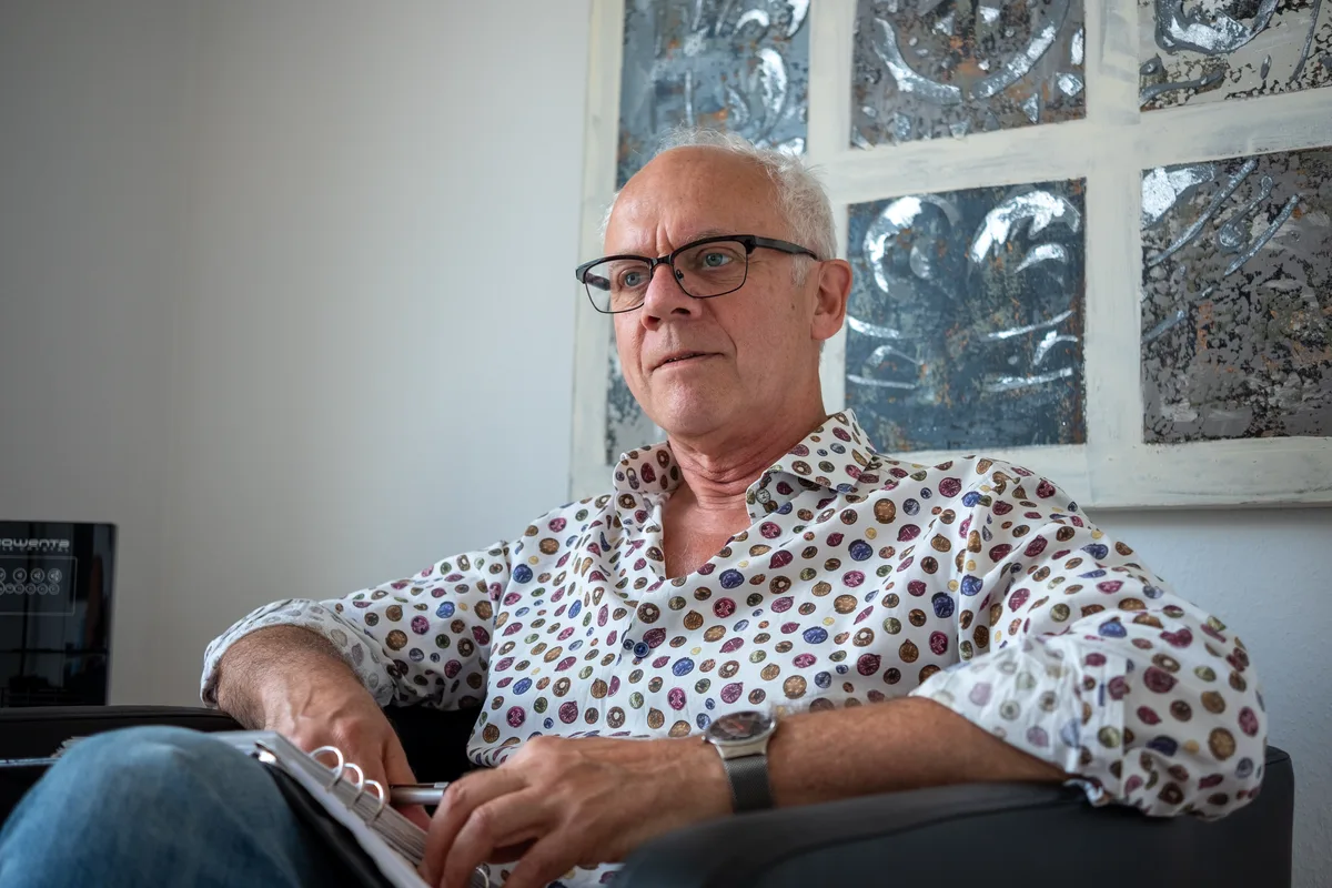 Volker van den Boom im Gesprächsraum seiner Praxis für Paartherapie in Aachen Volker van den Boom im Gesprächsraum seiner Praxis für Paartherapie in Aachen