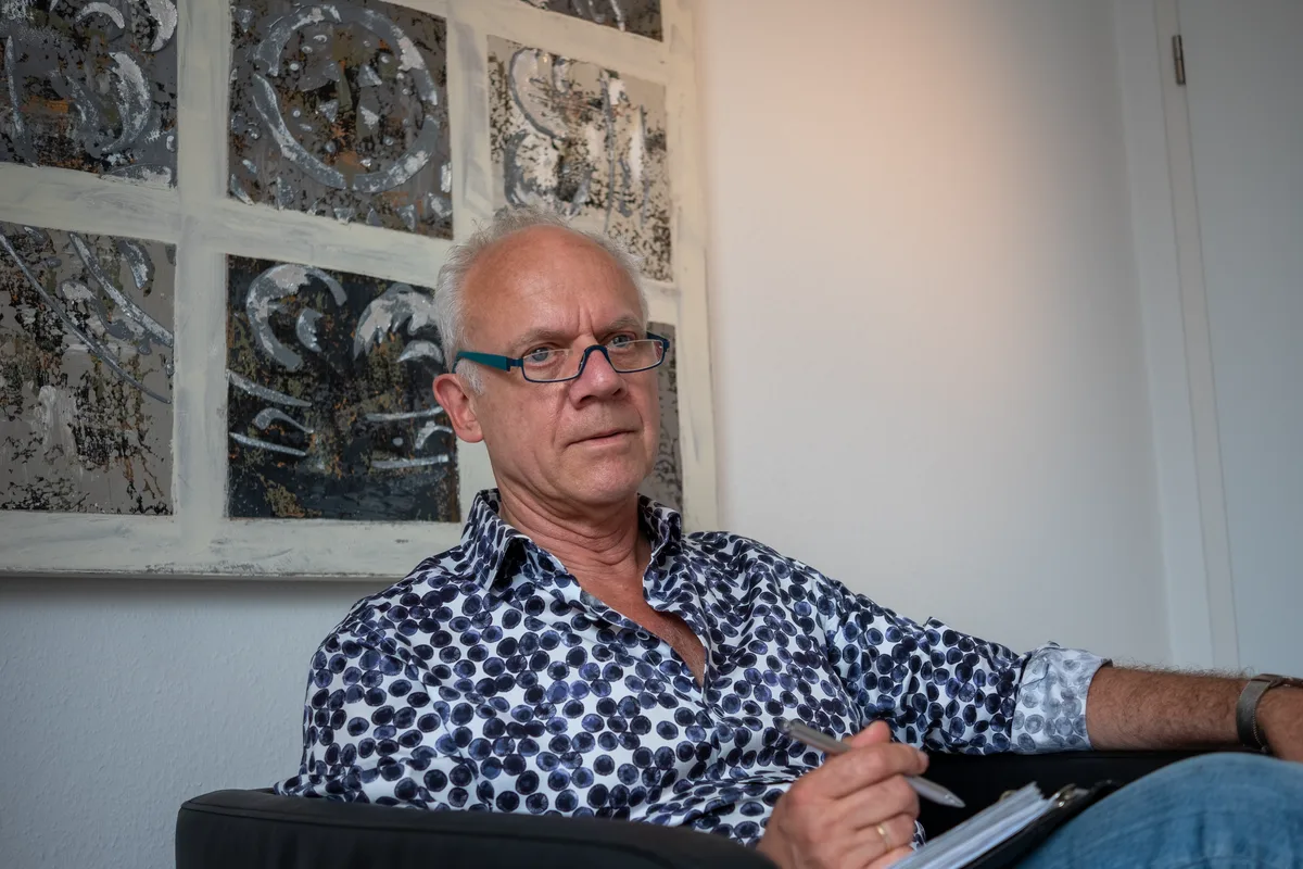Volker van den Boom, Referent für Vorträge über Partnerschaft, in seiner Praxis in Aachen