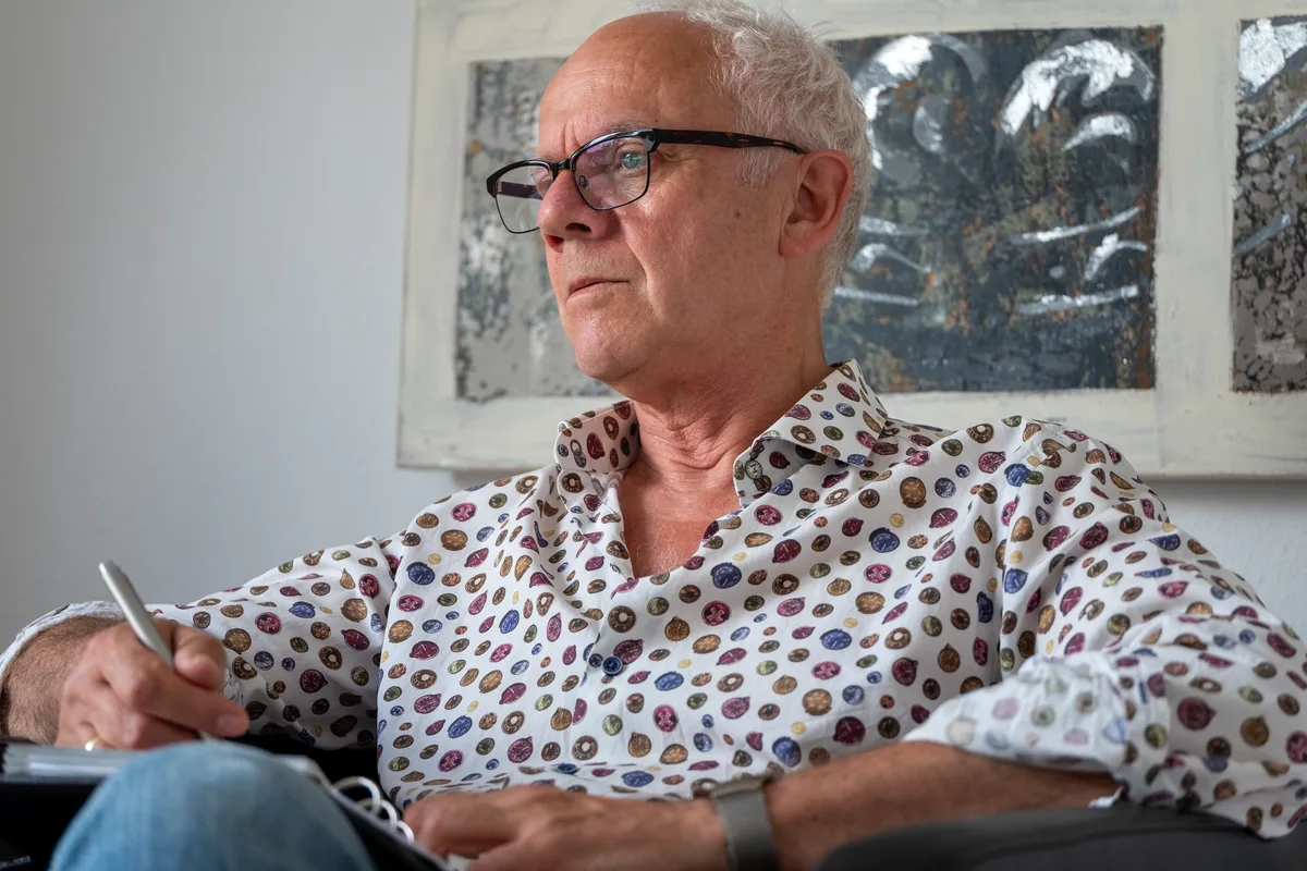 Volker van den Boom blickt im Paartherapie-Gespräch aufmerksam in die Runde